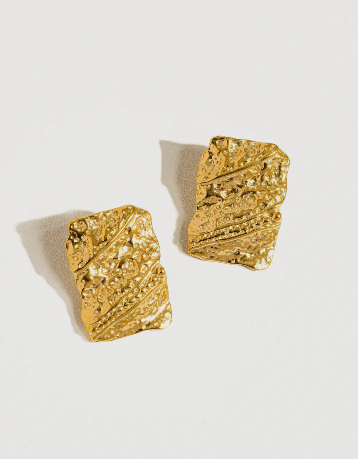 Bellezza Wavy Bold Stud - No Tarnish